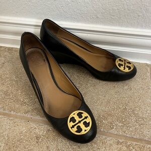 Tory Burch Chelsea Wedge, size 6, black
